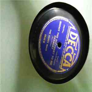 The Merry Macs - In The Mood / Shoot The Sherbert To Me Herbert